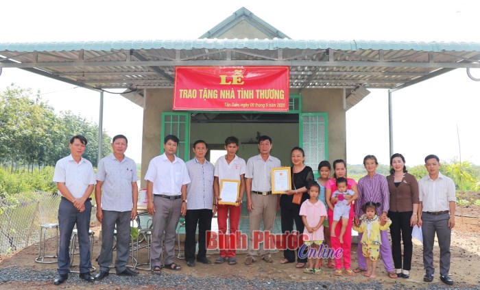 Phó chủ tịch HĐND huyện vận động nhà tình thương cho hộ nghèo