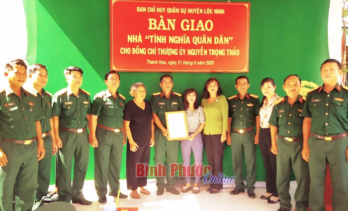 Cụm thi đua Ban chỉ huy Quân sự 5 huyện biên giới tặng nhà đại đoàn kết