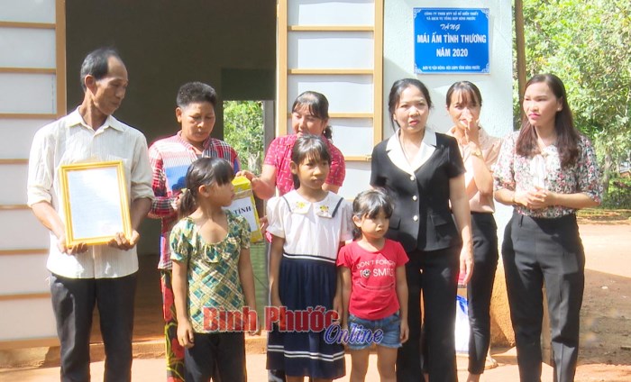 Trao 2 mái ấm tình thương cho hội viên phụ nữ khó khăn