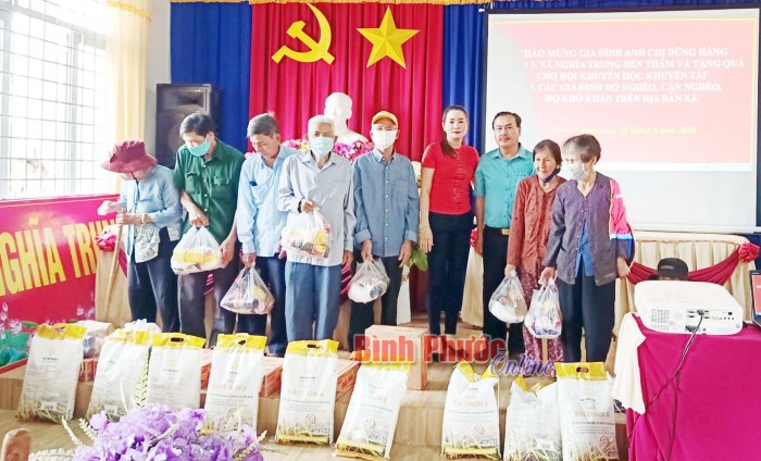 Trao quà, học bổng cho hộ nghèo, cận nghèo và học sinh hiếu học xã Nghĩa Trung