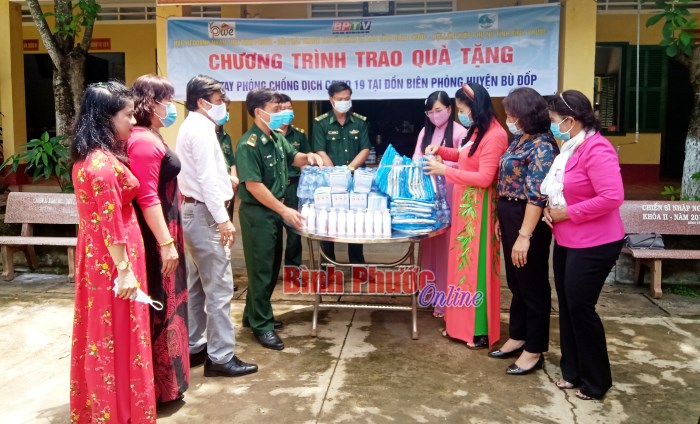 Tặng quà cho trẻ em nghèo và bộ đội biên phòng Bù Đốp