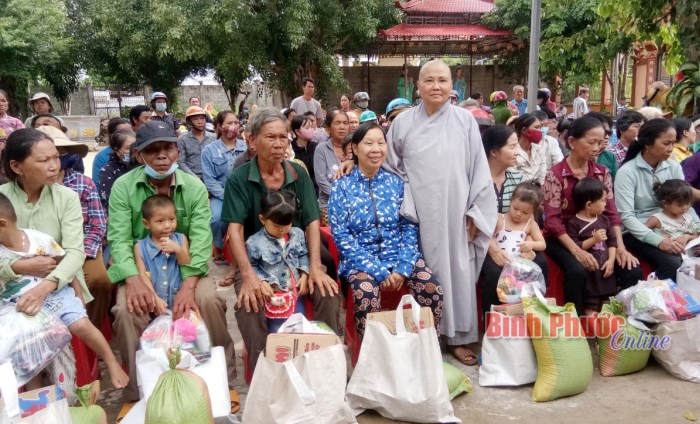 Trao 200 phần quà hộ khuyết tật huyện Bù Đốp