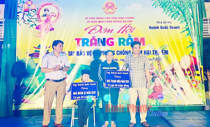 Bù Đốp: 150 triệu đồng dành tặng nhà hộ nghèo, xe đạp cho học sinh nghèo hiếu học và quà Trung thu