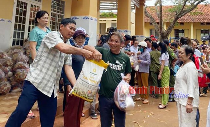 Trao 300 phần quà cho hộ nghèo