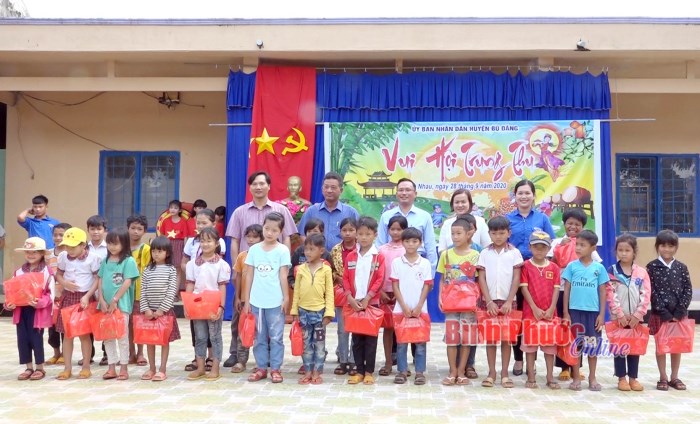 300 phần quà trung thu cho học sinh nghèo
