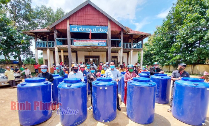 310 hộ nghèo được tặng bồn chứa nước sinh hoạt