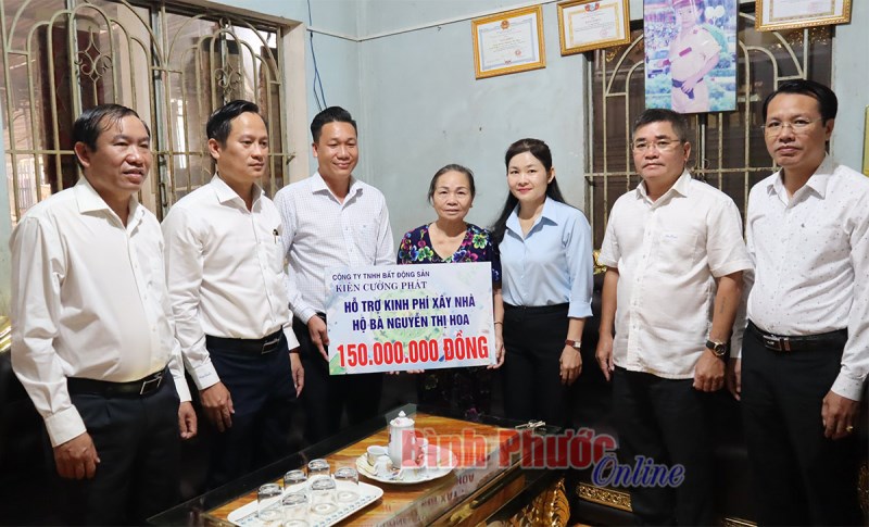 Trao hỗ trợ 150 triệu đồng cho gia đình hiến đất và nhà xây dựng hành lang suối Đồng Tiền