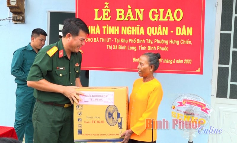 Ban chỉ huy quân sự thị xã Bình Long bàn giao nhà "Nghĩa tình quân - dân"