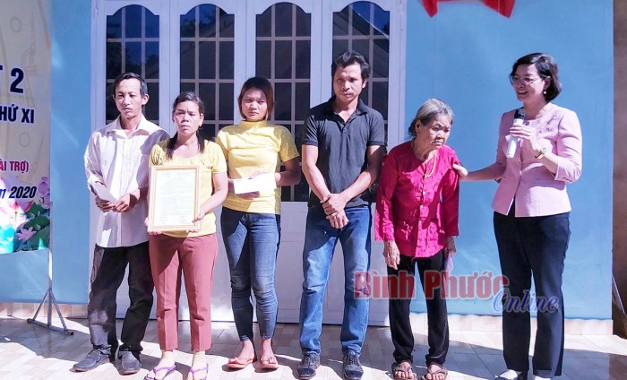 Bàn giao nhà đại đoàn kết cho hộ nghèo huyện Phú Riềng