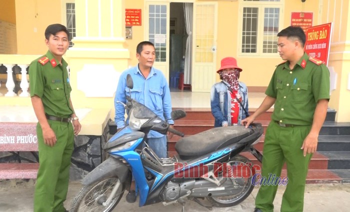 Công an thị trấn Chơn Thành trao trả tài sản cho người dân 