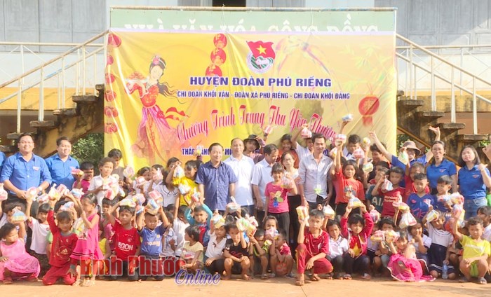 Mang trung thu đến trẻ em dân tộc thiểu số