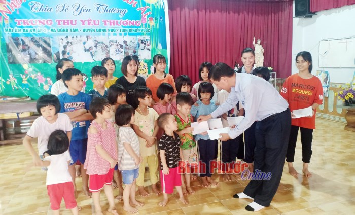 500 phần quà Trung thu tặng trẻ em có hoàn cảnh đặc biệt khó khăn