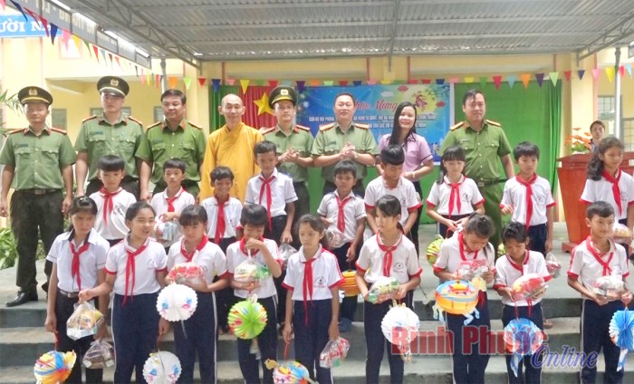 Công an huyện Chơn Thành tặng quà Trung thu cho thiếu nhi DTTS 