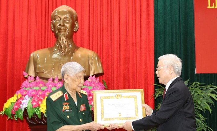 Nguyên Tổng Bí thư Lê Khả Phiêu: Tấm gương cống hiến hết mình