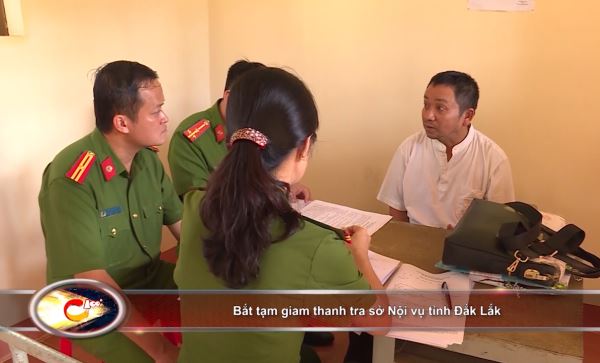 Bản tin 100 độ ng&agrave;y 2-7: Bắt thanh tra Sở Nội vụ Đắk Lắk v&igrave; đ&ograve;i trường học "bồi dưỡng" 150 triệu