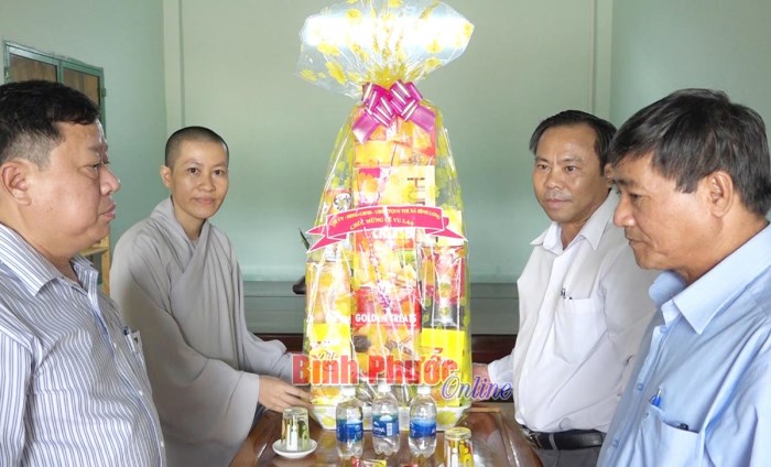 Lãnh đạo thị xã Bình Long thăm, tặng quà các chùa dịp lễ Vu lan năm 2020