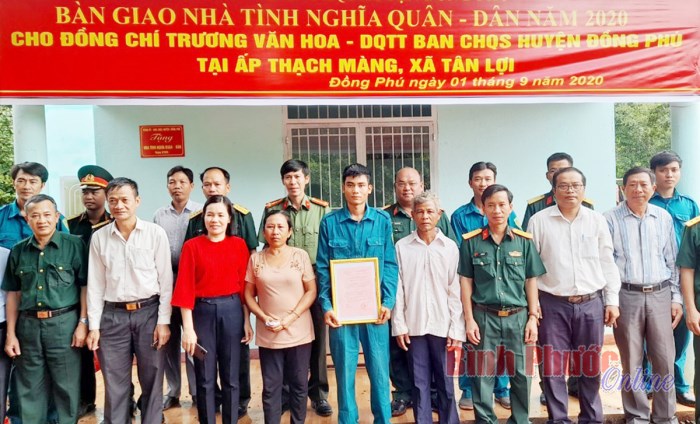 Trao nhà tình nghĩa quân - dân và thăm Mẹ Việt Nam anh hùng