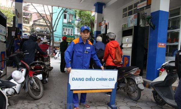 Giữ nguyên giá bán lẻ xăng RON95-III, các mặt hàng khác tăng nhẹ