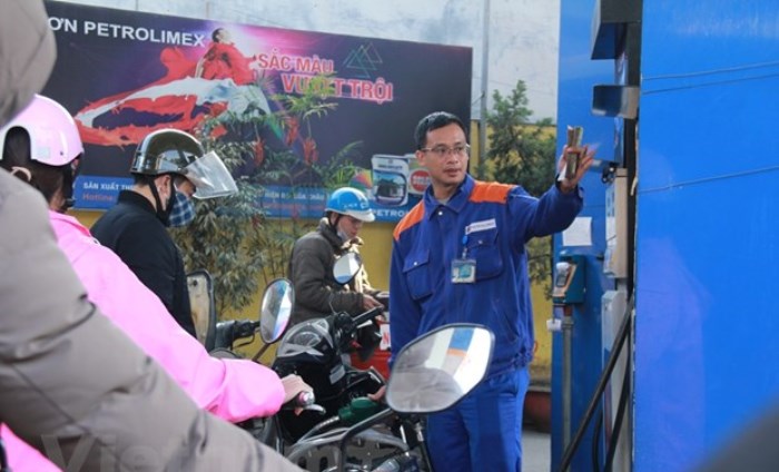 Đồng loạt giảm, xăng RON95-III có giá mới là 14.984 đồng mỗi lít