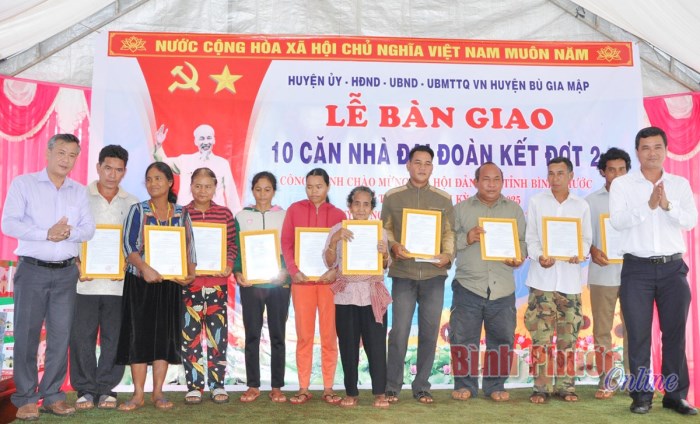 10 căn nhà đại đoàn kết được trao tặng người nghèo Bù Gia Mập