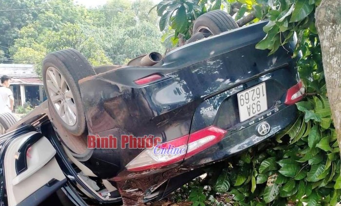 Xe ô tô mất lái lao vào gốc cây, lật ngửa bên vệ đường