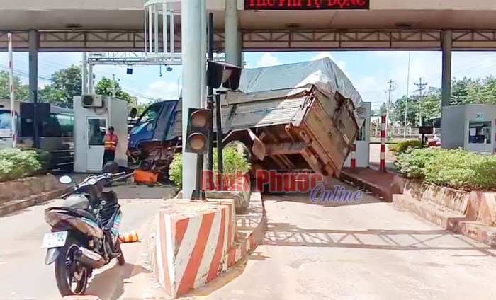 Xe tải lao vào trạm thu phí, nhiều người thoát chết