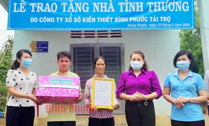 Trao “Mái ấm tình thương” cho hội viên phụ nữ nghèo huyện Bù Đốp