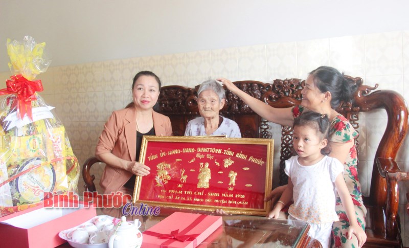 Thăm và tặng quà người cao tuổi huyện Hớn Quản