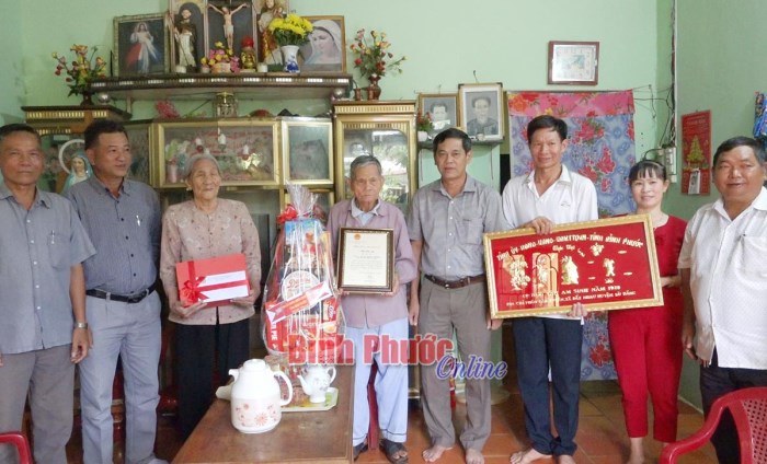 Lãnh đạo huyện Bù Đăng thăm chúc thọ các cụ cao niên