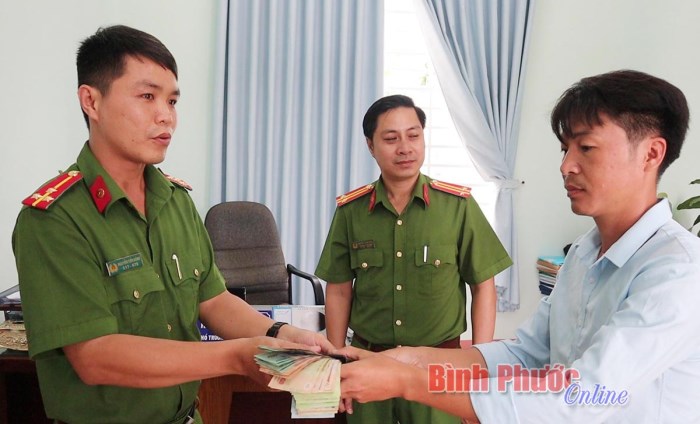 Thượng úy công an nhặt được tài sản, trả lại người bị mất