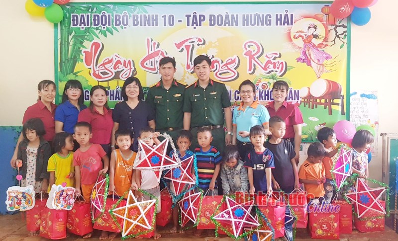 Tặng quà trung thu cho trẻ em nghèo Bù Đốp