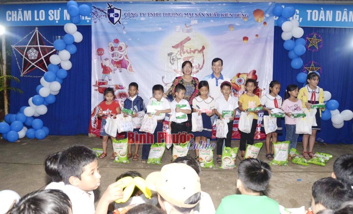 Trao 620 phần quà trung thu cho thiếu nhi xã Thanh Phú