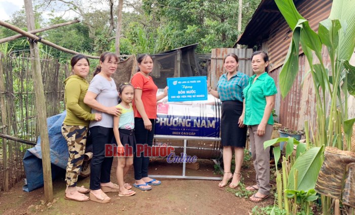 Bù Đăng: Các cấp hội phụ nữ huyện trao 57 bồn nước sạch cho hội viên 