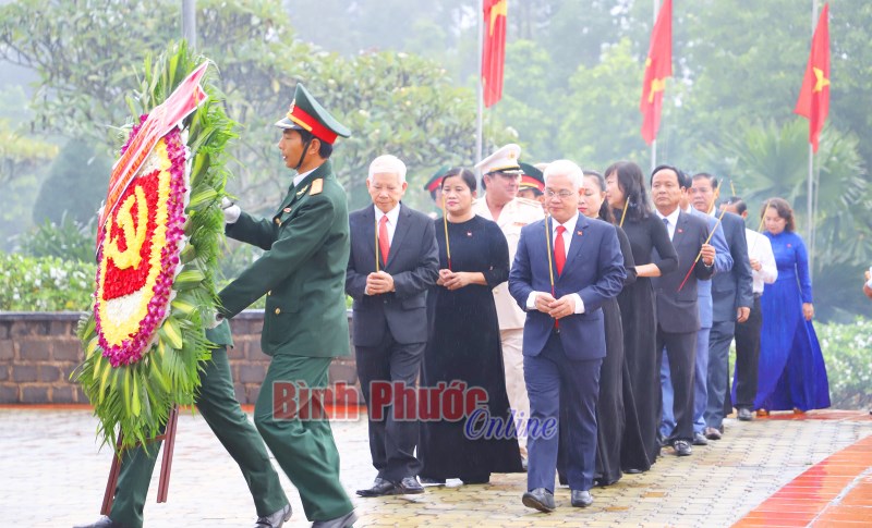Đoàn đại biểu dự Đại hội Đảng bộ tỉnh lần thứ XI viếng Nghĩa trang liệt sĩ tỉnh