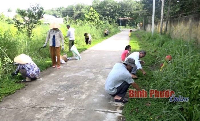 Nông dân Minh Long ra quân vệ sinh môi trường
