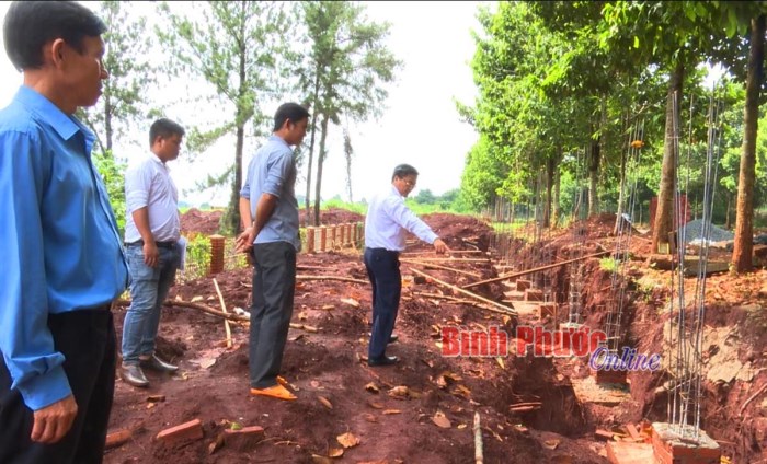 Kiểm tra tiến độ thực hiện Công trình nâng cấp, cải tạo Nghĩa trang liệt sĩ huyện Lộc Ninh