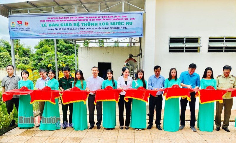 Khối D&acirc;n - Ch&iacute;nh - Đảng TP. Hồ Ch&iacute; Minh tặng hệ thống lọc nước RO cho Đại đội bộ binh 10