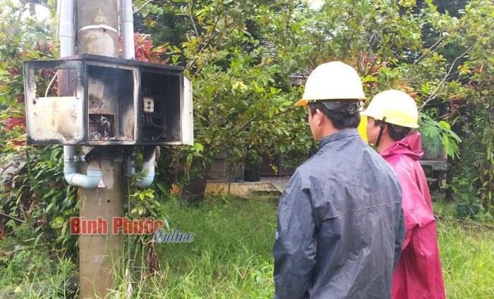 Cột điện phát hỏa giữa trời mưa