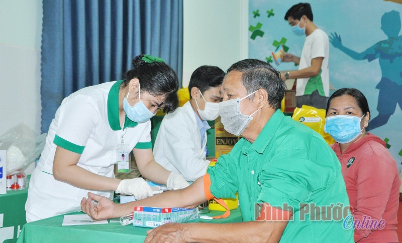 Trên 400 người được khám bệnh miễn phí tại Bệnh viện Hoàn Mỹ Bình Phước