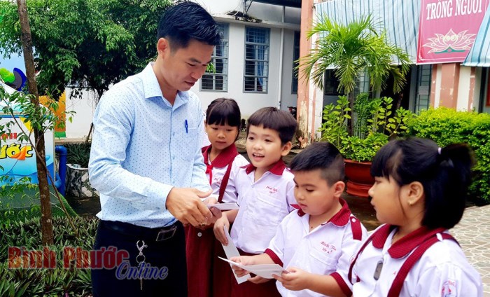 Tặng quà cho học sinh hiếu học có hoàn cảnh khó khăn trên địa bàn thành phố Đồng Xoài