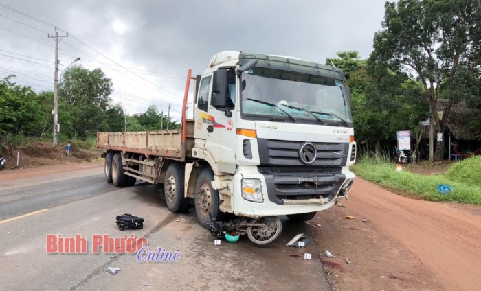 Xe tải và mô tô đấu đầu: 1 người đàn ông nguy kịch, chưa rõ danh tính 