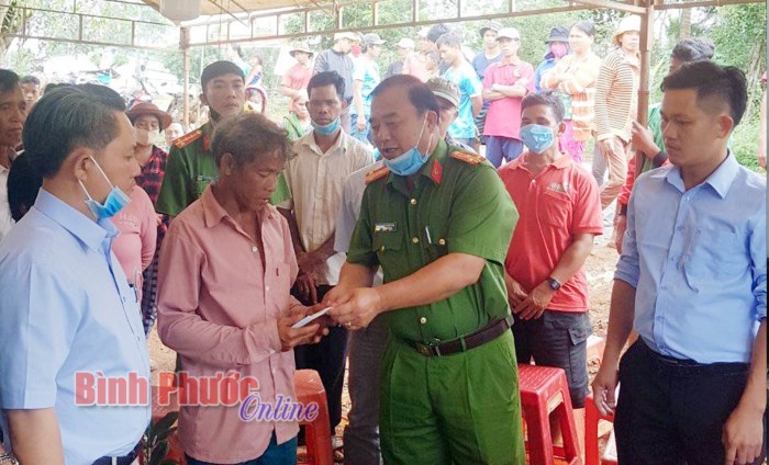 Công an tỉnh hỗ trợ, động viên gia đình 2 nạn nhân bị nước lũ cuốn trôi