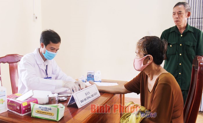 350 người dân xã Phú Riềng được khám bệnh, tư vấn sức khỏe, cấp phát thuốc miễn phí