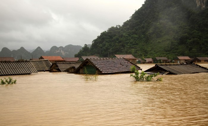 Lũ tiếp tục lên, nguy cơ sạt lở đất vùng núi từ Hà Tĩnh đến Quảng Nam