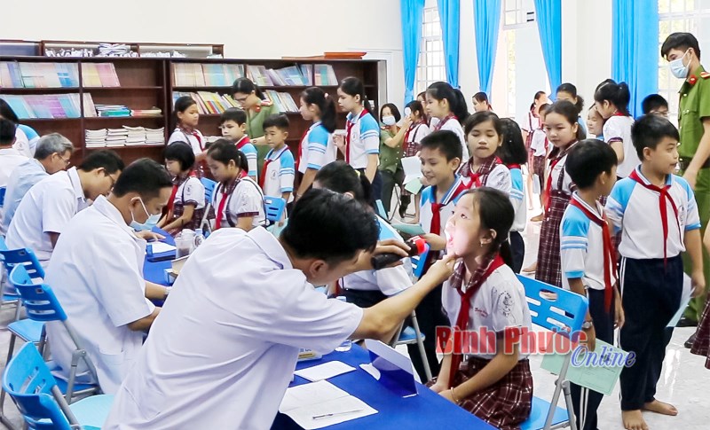 Bệnh xá công an tỉnh khám sức khỏe miễn phí cho học sinh