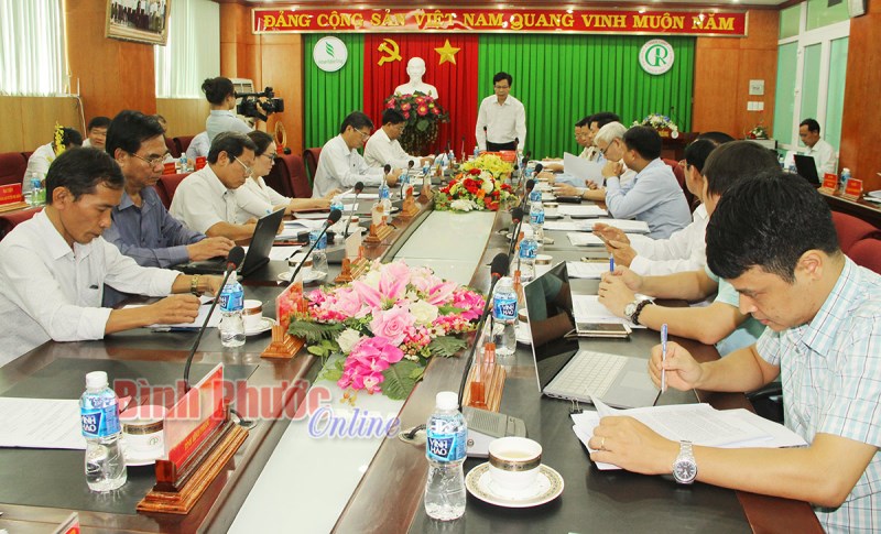 Ban Kinh tế Trung ương l&agrave;m việc tại huyện Ph&uacute; Riềng