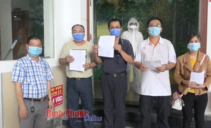 Chơn Thành: Trao quyết định hoàn thành cách ly y tế tập trung cho 4 chuyên gia nước ngoài 