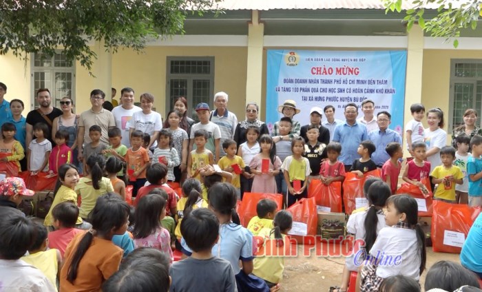 100 phần quà tặng học sinh dân tộc thiểu số ấp Phước Tiến 