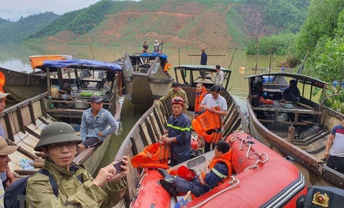 Sạt lở ở thủy điện Rào Trăng 3: Khẩn trương tìm kiếm 13 người mất tích