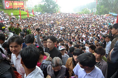 Chen lấn trong biển người dự lễ giỗ Tổ Hùng Vương